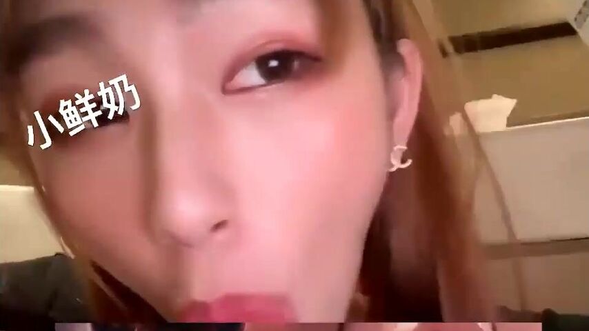 【麻花免费视频】【高端泄密】上海学生“李佳凯”下海做鸡每天联系吃屌口爆