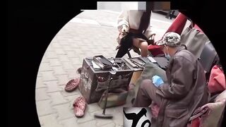 【麻花免费视频】【极限勾引】小姐姐闹市街区修鞋，唠嗑露出鲍鱼勾引修鞋大爷