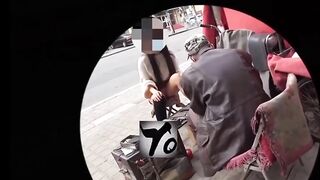 【麻花免费视频】【极限勾引】小姐姐闹市街区修鞋，唠嗑露出鲍鱼勾引修鞋大爷