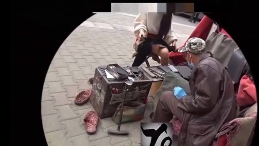 【麻花免费视频】【极限勾引】小姐姐闹市街区修鞋，唠嗑露出鲍鱼勾引修鞋大爷