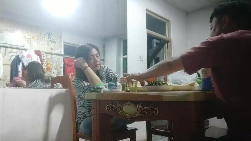 【麻花免费视频】【淫妻出轨】良家人妻和奸夫聊天谈心，喝到微醺上床激情开操