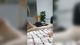 【麻花免费视频】广州禽兽哥哥趁父母不在醉奸高三处女妹妹，把玩小脚丫，高潮没控制住内射了