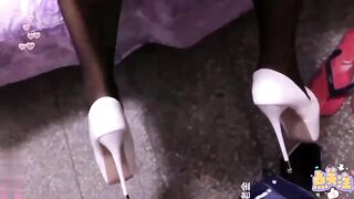 【麻花免费视频】巨乳妈妈勾引儿子，边被儿子操边和孩子二婶打电话聊天，方言对白超级真实