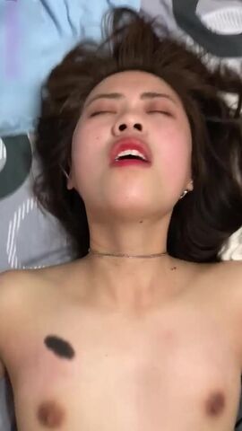 【麻花免费视频】公司团建前台妹子喝多了被我带回家操一半醒了，估计她也是被操舒服了装睡的