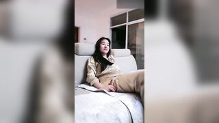 【麻花免费视频】离异巨乳少妇在闺蜜面前和炮友做爱直播，这么漂亮找个有钱老头多好