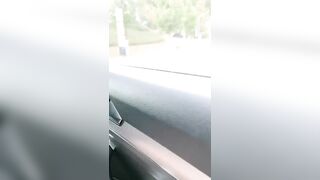 【麻花免费视频】窗外人来人往，车内无套内射骚逼，刺激