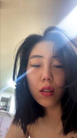 【麻花免费视频】【爱喷水的熟女人妻】抠逼潮喷像水龙头一样，喷个不停