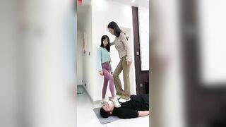 【麻花免费视频】【超美双胞胎和男同事的误会】前一秒气势汹汹，后一秒舔脚丫子