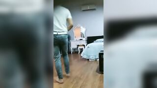 【麻花免费视频】叫来漂亮老相好在家啪啪，骚操作抱着冲刺，操完两人喝喝小酒，我们很会享受吧？