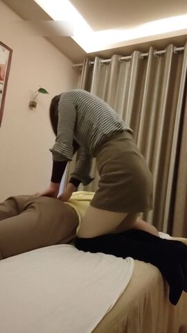 【麻花免费视频】外卖小哥又来消费了，上班有点累了来找足浴店老板娘泄欲，没想到没有全套只有半套