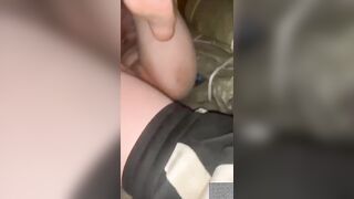 【麻花免费视频】女生醉倒在路边被捡尸，两个男生把她扒光扔在停车场角落轮奸