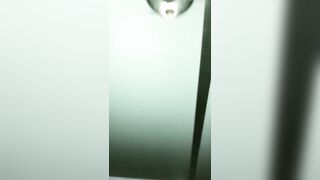 【麻花免费视频】玩的就是刺激，学生小情侣一时兴起，找个公厕直接开操