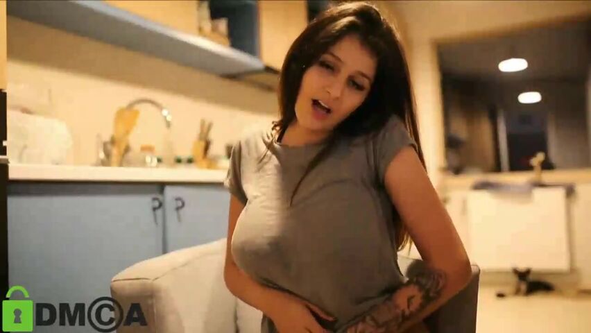 波霸美胸淑女自慰秒杀中日，听叫声都能让你射出来，不脱衣服看胸实在抖的好想来个乳交