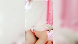 超嫩青春小萝莉『咬一口幼萝』娇小苗条极品粉鲍，小翘臀撅起来被无套插入，插得喊爸爸淫叫不断，口爆道具都能玩