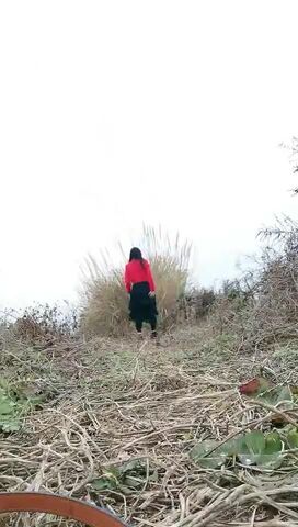 紅 衣 少 婦 駕 車 戶 外 野 外 草 地 和 炮 友 啪 啪   脫 掉 衣 服 地 上 後 入