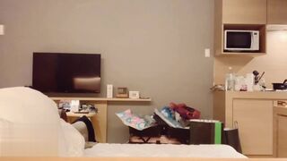 剛 洗 完 澡 剛 開 始 拍 swag就 突 然 一 個 門 鈴 嚇 了 我 一 跳 工 作 人 員 說 想 進 來 談 一 下 明 天 的 工 作