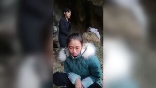 老公去了广东打工的留守村姑和村里两个楞青小伙山上洞外3P还点了个火堆取暖