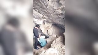 老公去了广东打工的留守村姑和村里两个楞青小伙山上洞外3P还点了个火堆取暖