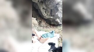 老公去了广东打工的留守村姑和村里两个楞青小伙山上洞外3P还点了个火堆取暖