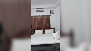 广东光头佬带你探秘金三角淫肉市场逛了几个淫窝选了个颜值还可以的妹子开房玩的姿势不少