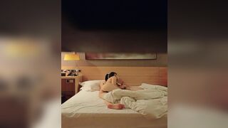 宾馆偷拍-年轻强壮的大屌猛男爆插体型较小漂亮的年轻小美女,各种姿势狠狠干,鸡巴太大女上位时还不敢全坐下去!