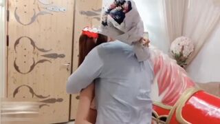 小 護 士 跪 爬 進 入 馬 車 白 馬 王 子 用 粗 大 肉 棒 狠 狠 教 訓 小 護 士 一 番 每 一 下 肉 棒 進 出 的 衝 擊 都 讓 小 護 士 不