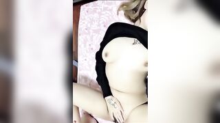 同 學 來 家 作 客 不 知 道 是 底 下 在 濕 還 是 月 經 的 血 同 學 說 頭 痛 想 躺 一 下 於 到 房 間 一 進 去 就 抱 著 我 接 下 來