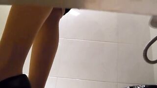 大型活动现场后台厕拍 美女们有说有笑的都很开心啊