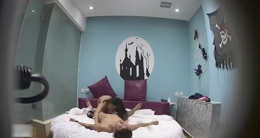 特色宾馆偷拍漂亮大学美女下课后迫不及待和男友开房淫声浪语：轻点,我不够骚,你好厉害,逼逼胀胀的,快舒服死了!.