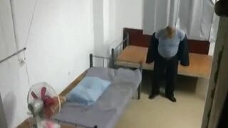 小旅馆偷拍大爷嫖妓搞完很不满意听大婶比划的意思是说他鸡巴短没有插进洞里