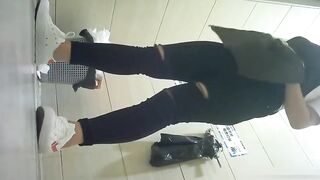 坐盗市最新流出商场全景女厕偷拍其中两个黑丝妹子很有撸点