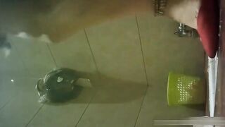 妹子貌似把内裤弄湿了用纸巾拼命插