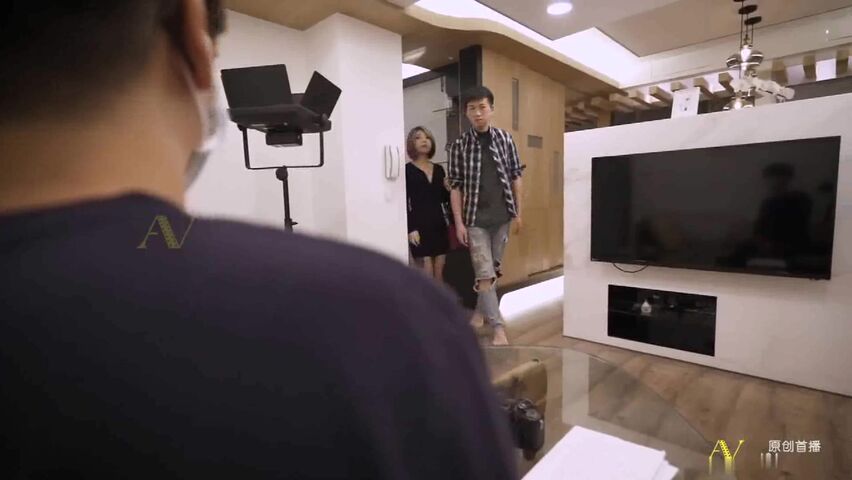 《新年贺岁档》国产AV剧情摄影师诱导女模发浪骚气调情在拍摄现场做爱1080P高清版