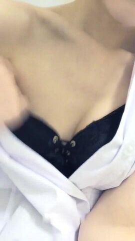 高颜值小护士【薛定谔的猫】上班时间诱惑，来大姨妈小尺度露奶非常诱人，很是诱惑喜欢不要错过