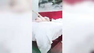 嫖妓達人星級酒店開房直播約了個戴帽子的可愛兼職學妹 主動跪舔雞巴翹臀配合抽插 高潮直叫求饒 對白清晰