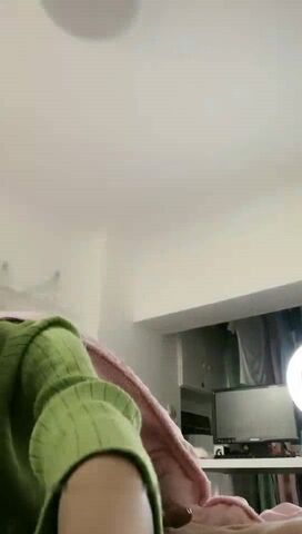 苗条绿衣妹子和小男友双人啪啪，后入抽插大屁股呻吟娇喘毛毛浓密特写，很是诱惑喜欢不要错过