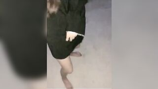 【骚劲小妖精】户外车后座拨开内裤露逼，下车脱光光口交啪啪抱起来干，很是诱惑喜欢不要错过