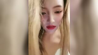 妖艳妹子【人间水蜜桃】和闺蜜一起玩双飞，大黑牛震动口交上位骑乘猛