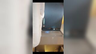 沙發調情扣逼玩振動棒噴水猛操