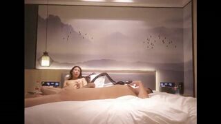 酒店約炮兼職大學生美女穿上黑絲互舔啪啪連續幹了兩炮