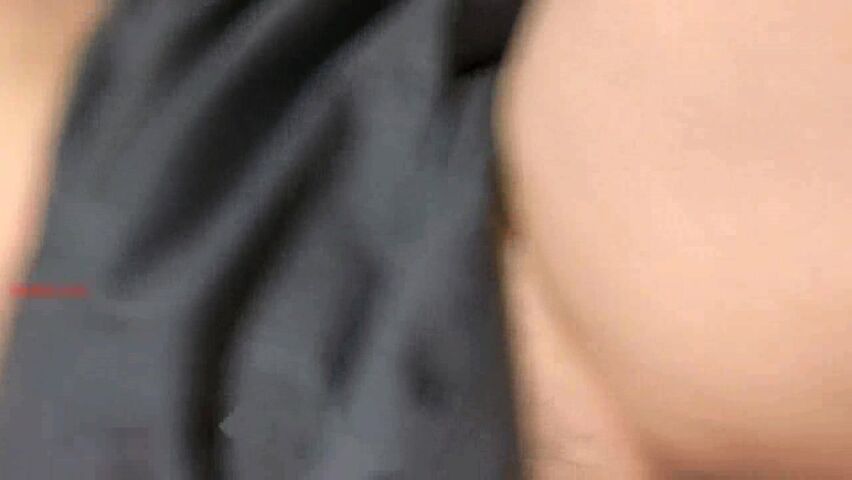 公司平时高冷又漂亮的气质美女秘书陪同事吃完夜宵后一起到他出租屋享受性爱,闭着双眼享受快感,呻吟浪叫!