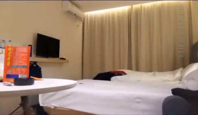 【麻花免费视频】90后小伙偷吃性药后宾馆嫖妓身材颜值很棒的气质美女姐姐,搞完一次没过瘾美女要走又加钟继续操,干的直喊爸爸.国语