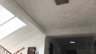 【麻花免费视频】廁拍大神冒充學生潛入某高校偷拍幾個學生妹噓噓