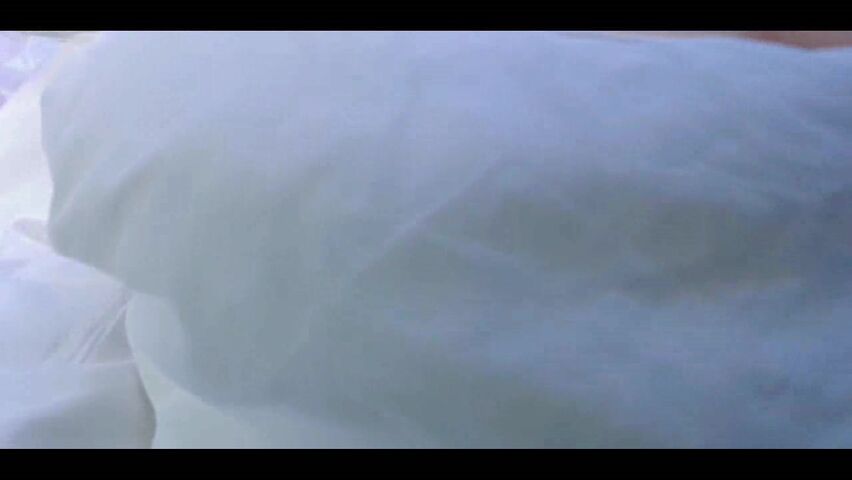 【麻花免费视频】真刺激骚女火车卧铺上裸露巨乳捏奶头还发出发浪声对面下铺就有个大肚男人睡觉