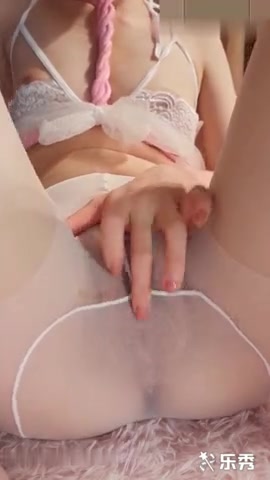 【麻花免费视频】真实19岁高中制服处女高级私人定制 自玩极品粉鲍淫液流 处女摸特写