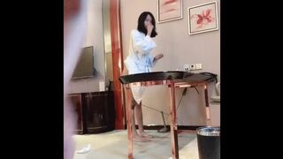 【麻花免费视频】酒店開房調教氣質平面小模特 桌上幹到床上