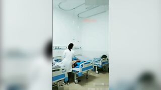 【麻花免费视频】太瘋狂了醫院漂亮美女醫師除了工作也玩起了自拍