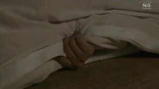 SSNI-703 與領導的美巨乳老婆躲在棉被裡偷偷幹。 三上悠亞《中文字幕》一