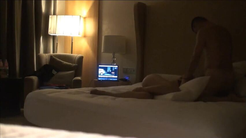 两个生意伙伴带着早早辍学出来援交的年轻妹子玩3P，黑暗中射出的光线是恰到好处，给人一种在月下交合之美