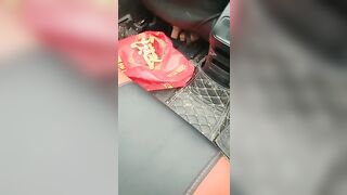 男主播茶園套路正在摘野菜乳臭未幹的高二學妹到車上啪啪